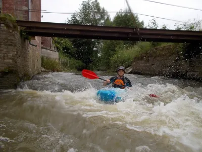 Arnaud passe la petite vague occasionnée par le barrage du moulin situé à l'entrée d'Etréaupont (classe 2).